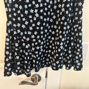 ⭐️Swingy black dress with blue flowers⭐️Size medium, Cece (a Macy’s brand)⭐️